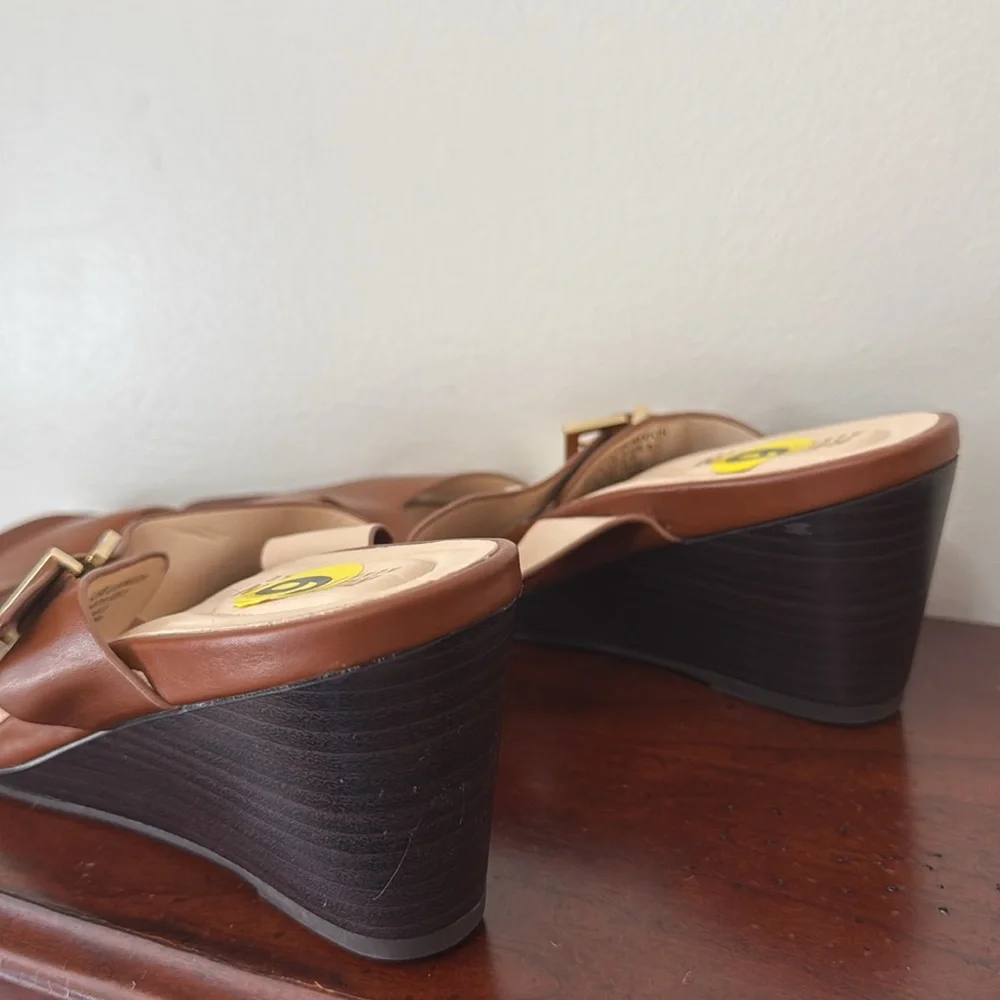 Kenneth Cole Reaction tan wedge sandal in size 9
